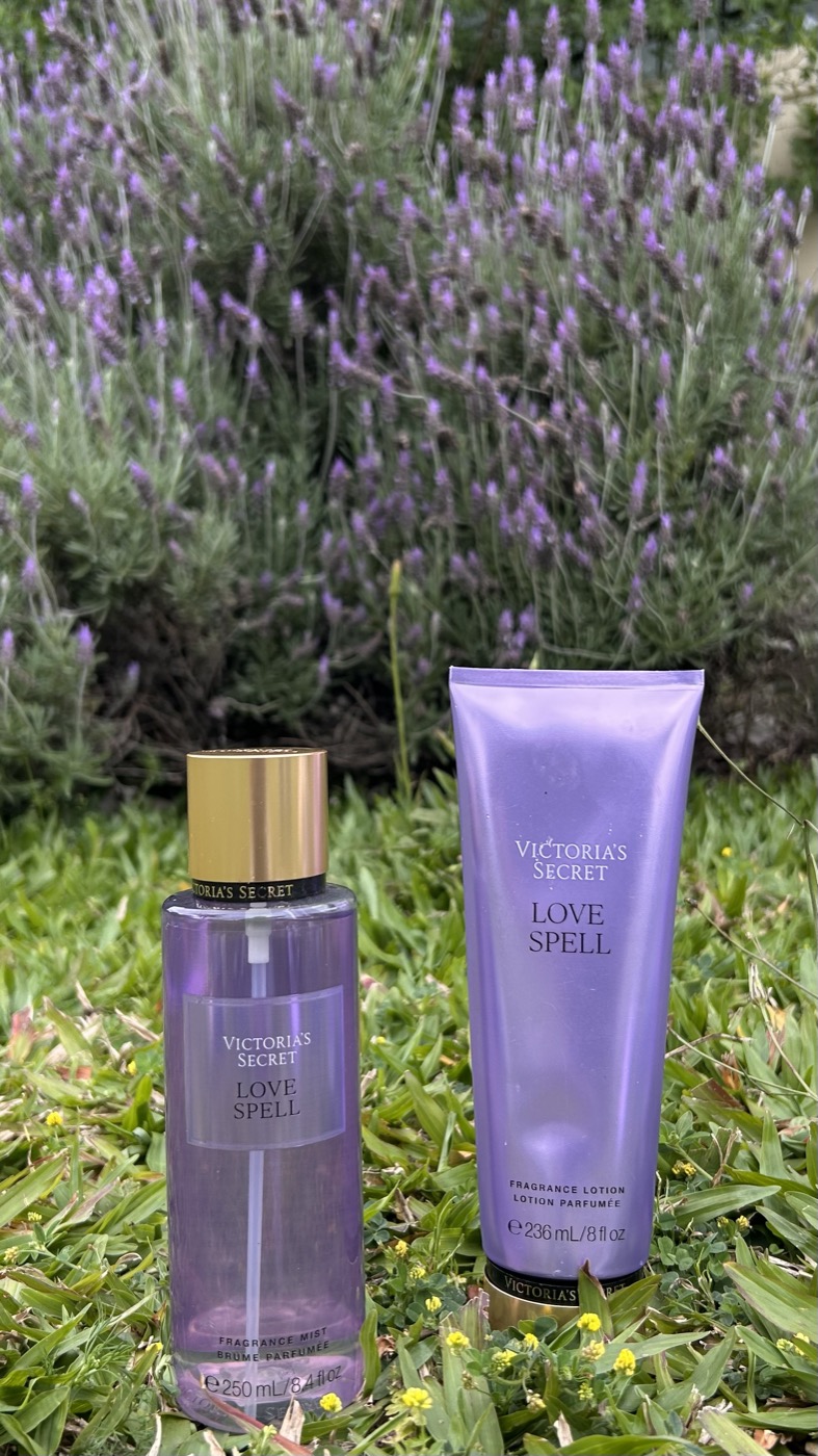 Fragancia y loción Love Spell de Victoria’s Secret en un jardín de lavandas